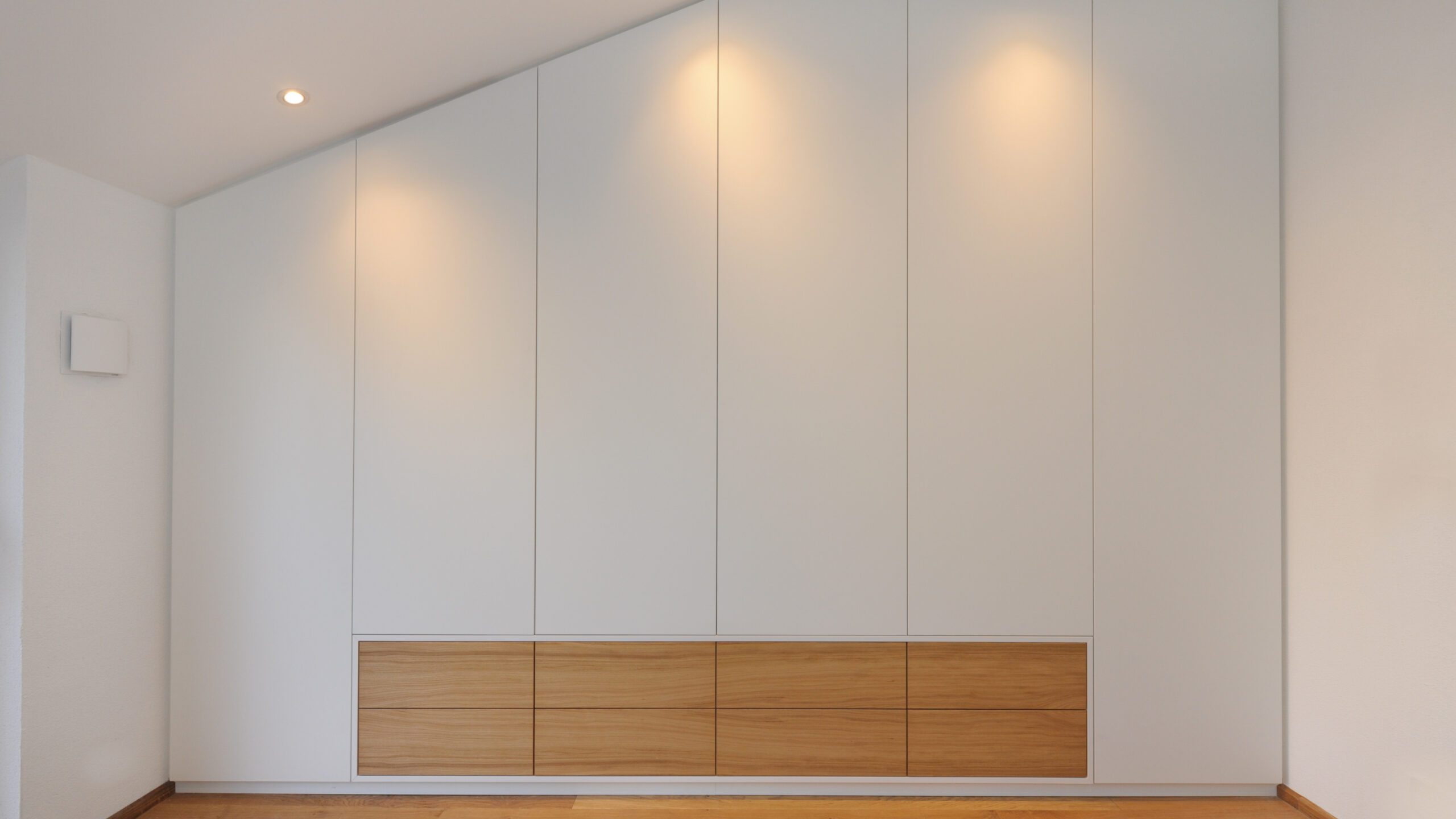 Dachschrägenschrank Schubläden Eichenfurnier Schreinerei TEKO - Schreiner München