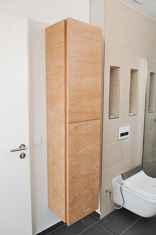 Schreinerei TEKO – München und Dachau – Badmöbel Eiche gekalkt Hängeschrank