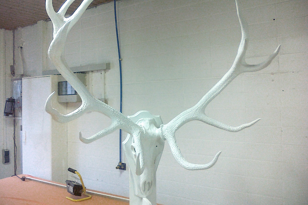 Schreinerei TEKO – München, Karlsfeld – Hirschgeweih Lackierung