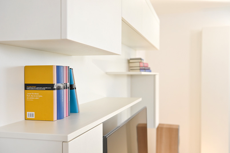 Schreinerei TEKO – München, Karlsfeld – Wohnzimmerwand Bücherregal