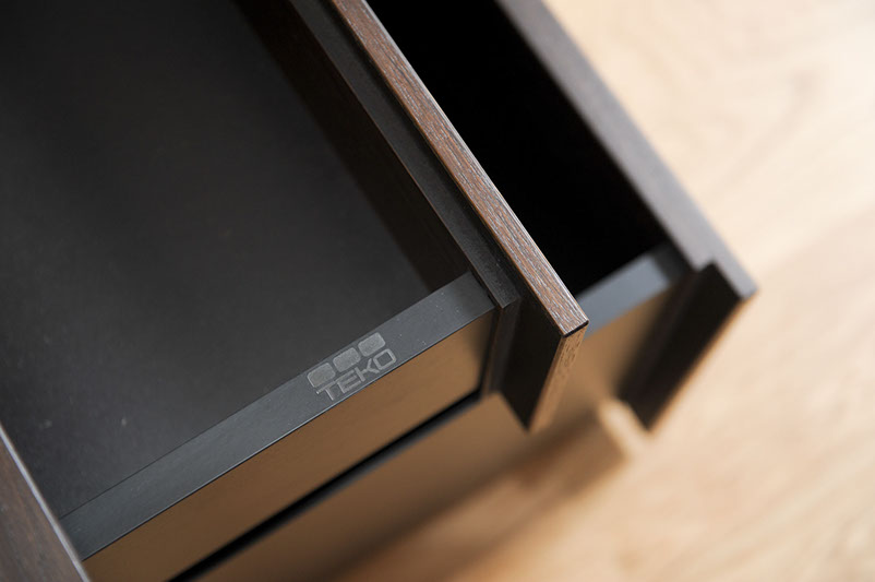 Schreinerei TEKO – Schreiner München, Dachau – Kommode Räuchereiche mit Blattgold