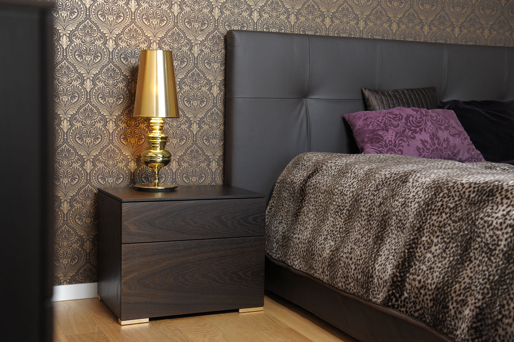 Schreinerei TEKO – Schreiner München, Dachau – Kommode Räuchereiche mit Blattgold