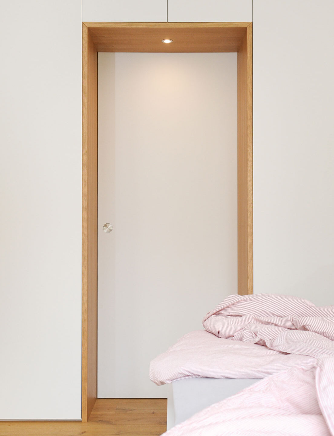 Schrankwand mit integrierter Schiebetür - Schreinerei TEKO München