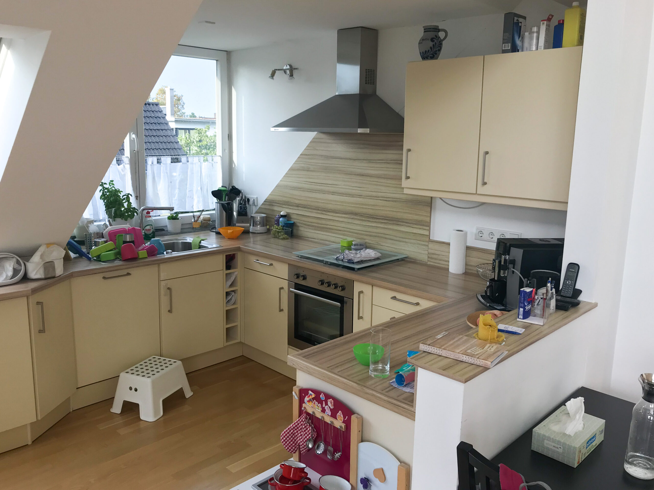 Küche und Raumspartreppe vorher Schreinerei TEKO - Schreiner München