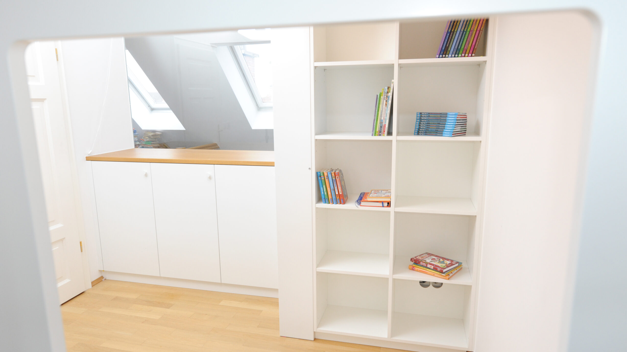 Hochbett Dachspitz Bücherregal Schreinerei TEKO - Schreiner München