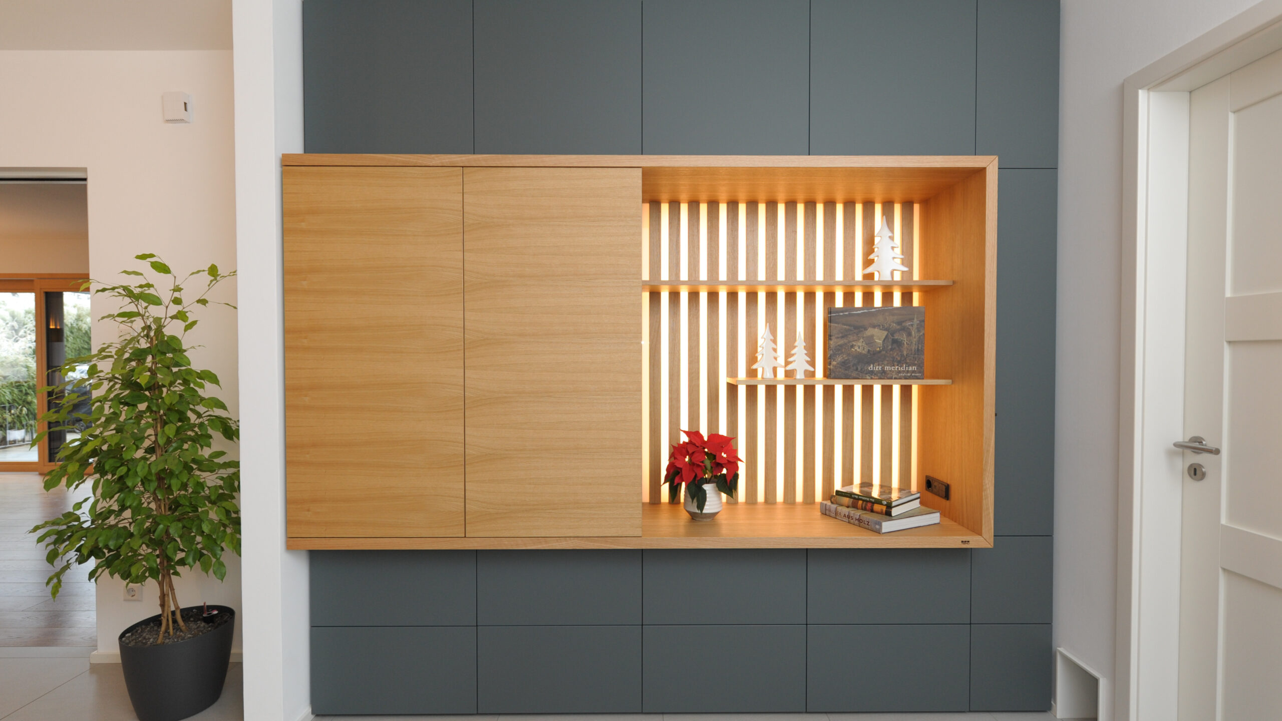 Garderobe Fenix gruen Eiche Hintergrundbeleuchtung Schreinerei TEKO - Schreiner München