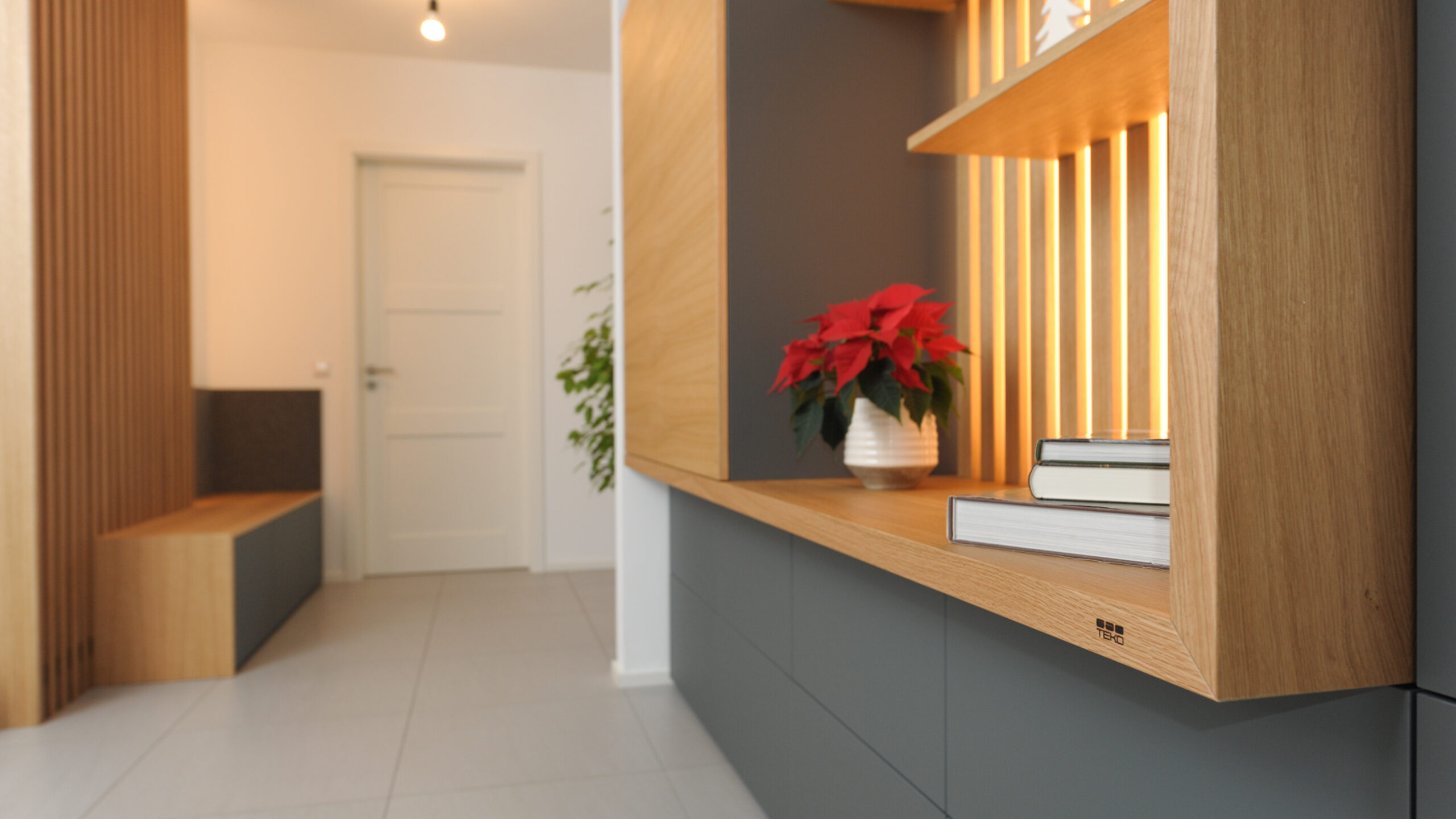 Garderobe Fenix gruen Eiche Hintergrundbeleuchtung Schreinerei TEKO - Schreiner München