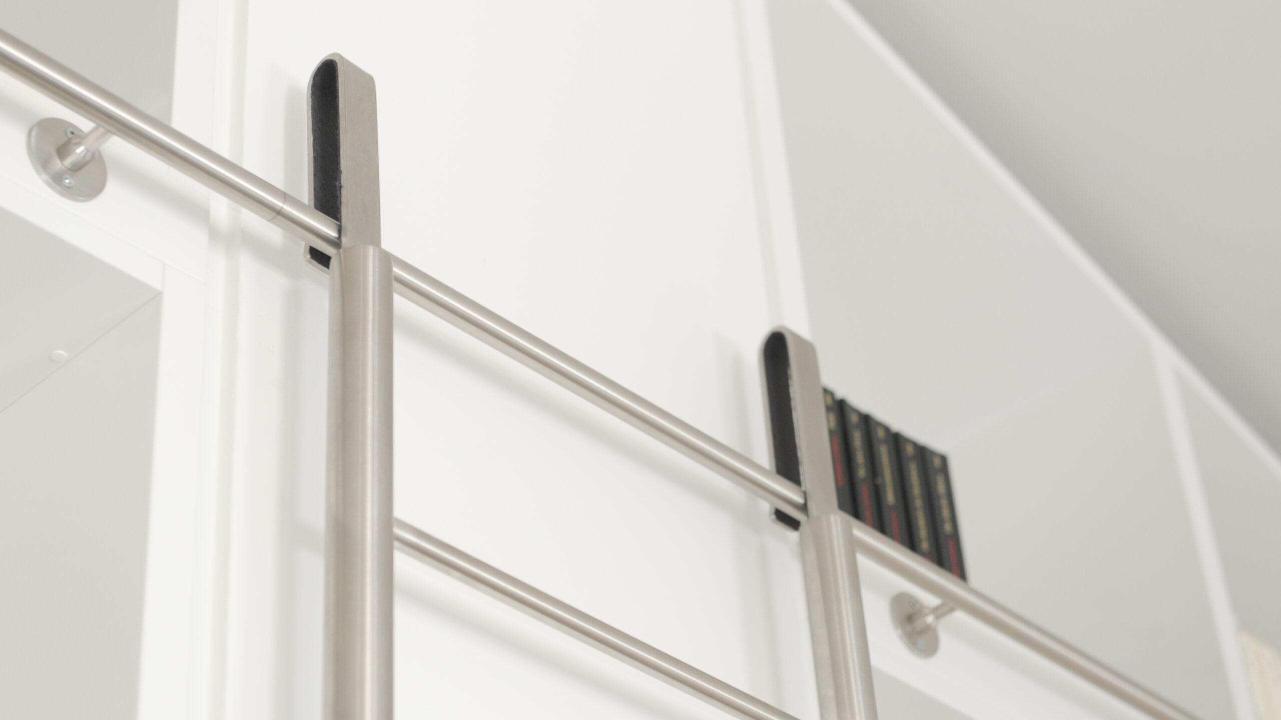 Bibliothek Weisslack Dachschraege Bibliotheksleiter Schreinerei TEKO - Schreiner München