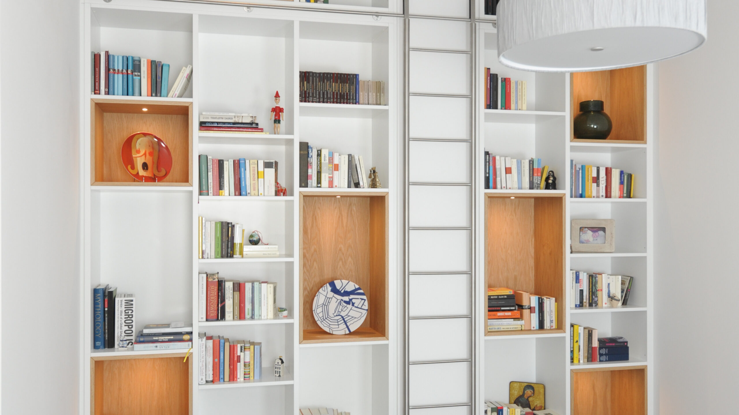 Bibliothek Weisslack Dachschraege Bibliotheksleiter Schreinerei TEKO - Schreiner München