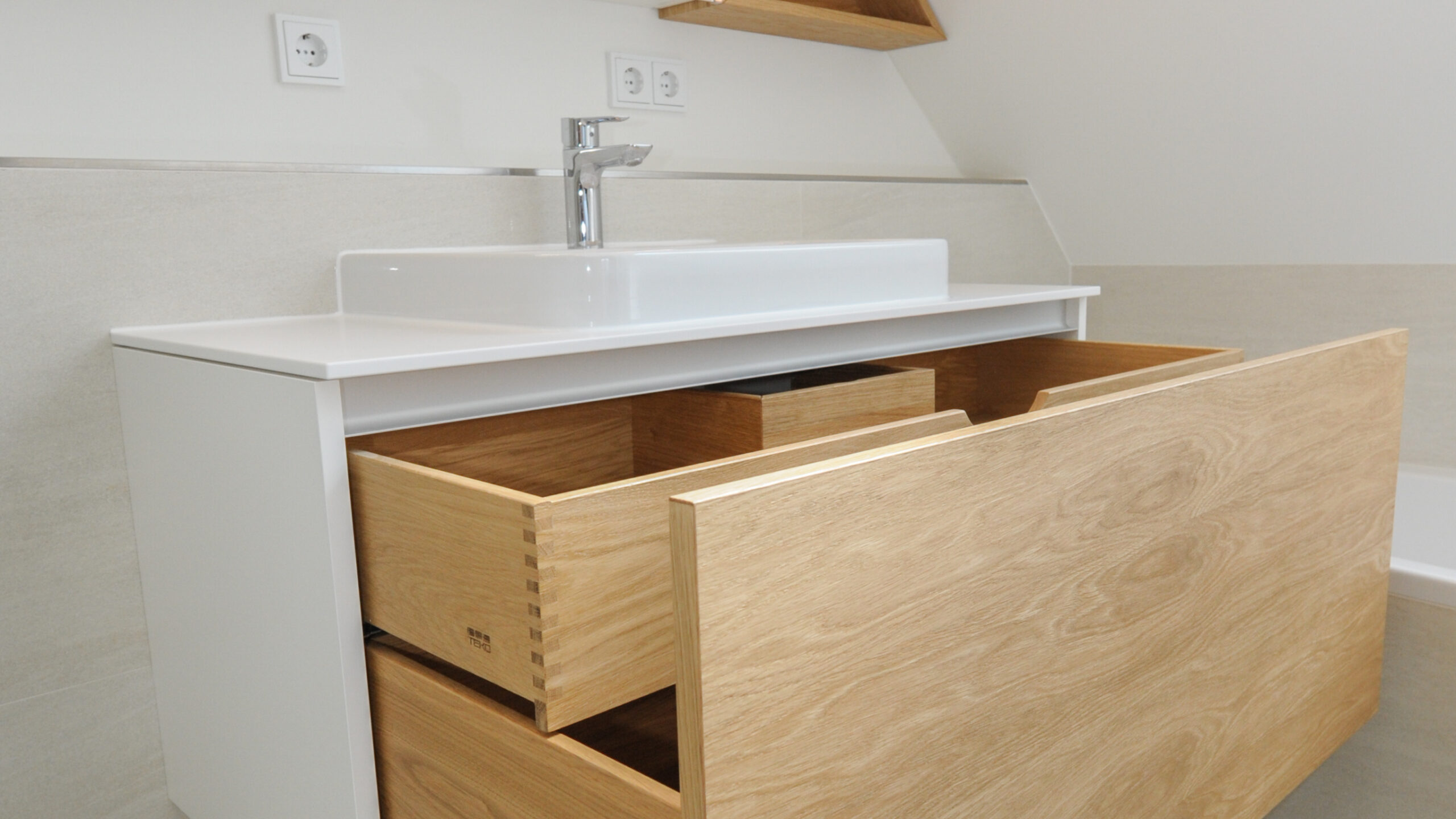 Waschtischunterschrank mit Massivholzschubkästen und Siphonausschnitt