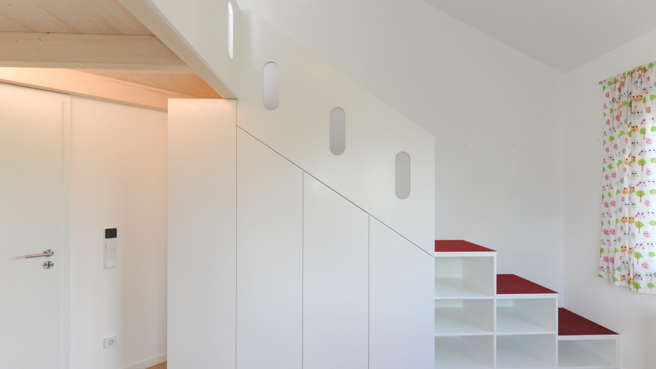 Hochbettebene und Treppenschrank