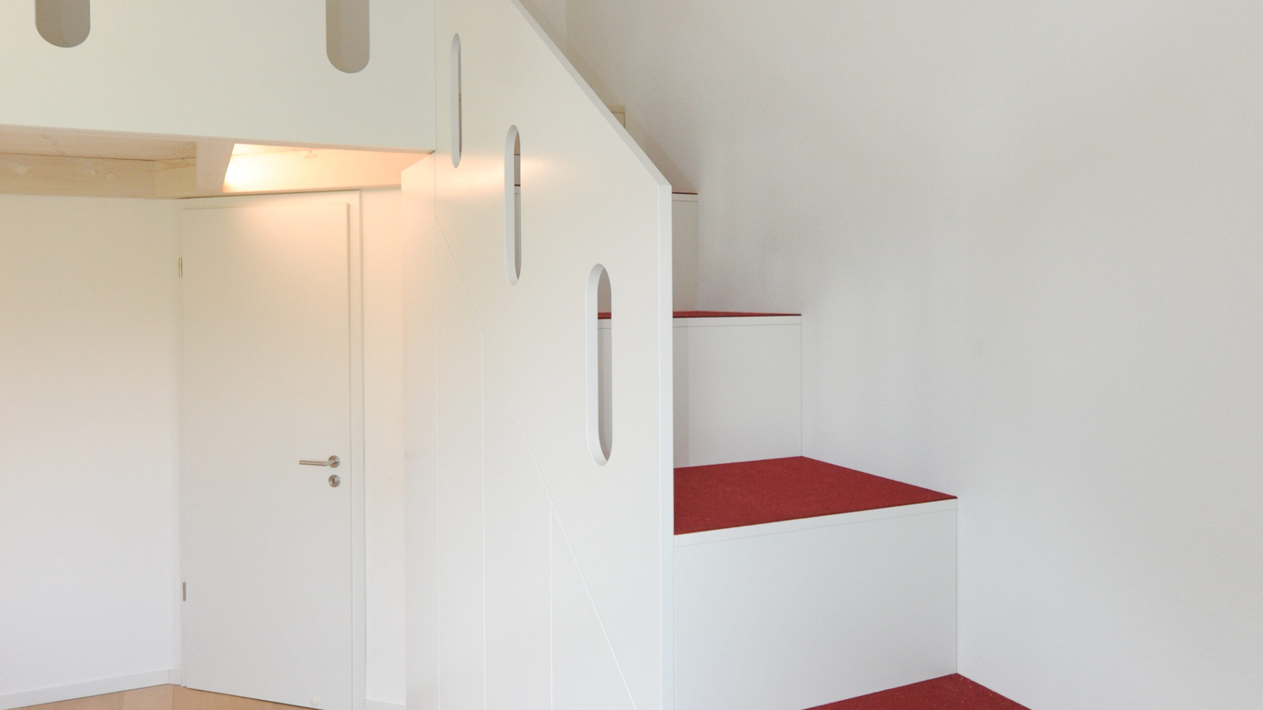 Hochbettebene und Treppenschrank