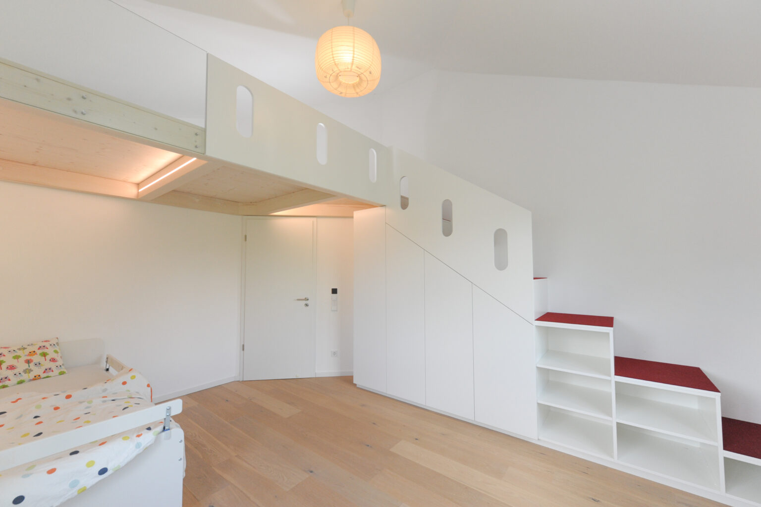 Hochbettebene und Treppenschrank