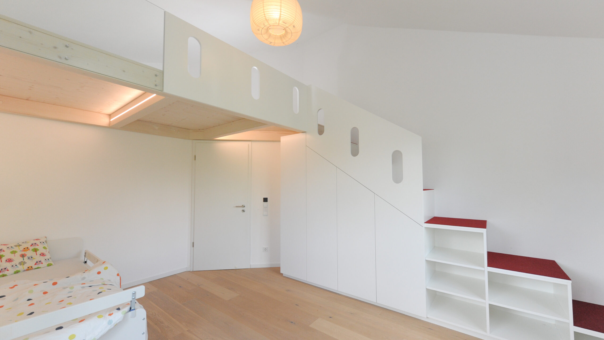 Hochbettebene und Treppenschrank